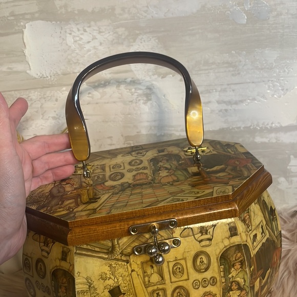 Vintage 1970’s Dutch Anton Pieck Decoupage Octagon Wooden Purse, Bakelite Handle - Picture 2 of 10